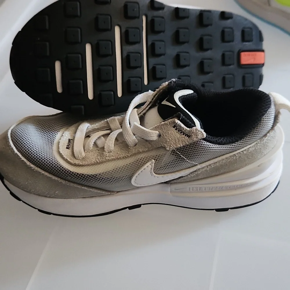 Nike - Picture 2 of 3